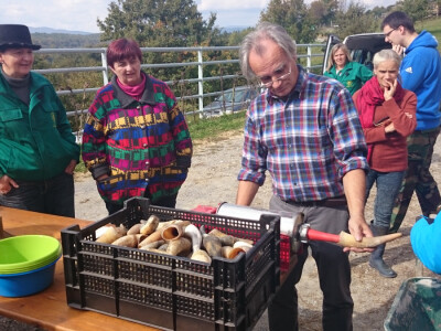 Punjenje roga pomoću &quot;topa&quot; za kobasice
