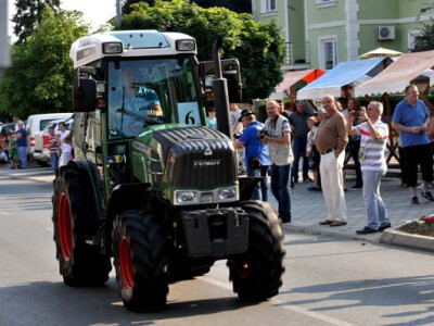 Utrka traktora u sklopu Festivala graševine