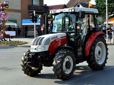 Utrka traktora u sklopu Festivala graševine