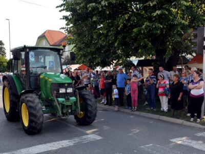 Utrka traktora u sklopu Festivala graševine