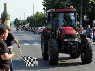 Utrka traktora u sklopu Festivala graševine