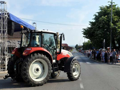 Utrka traktora u sklopu Festivala graševine