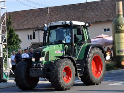 Utrka traktora u sklopu Festivala graševine
