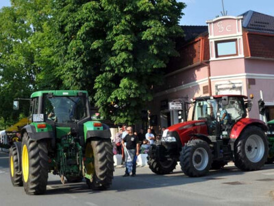 Utrka traktora u sklopu Festivala graševine