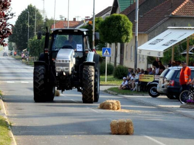Utrka traktora u sklopu Festivala graševine