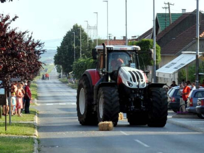Utrka traktora u sklopu Festivala graševine