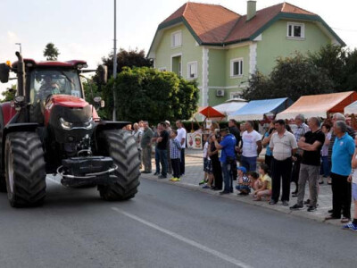 Utrka traktora u sklopu Festivala graševine