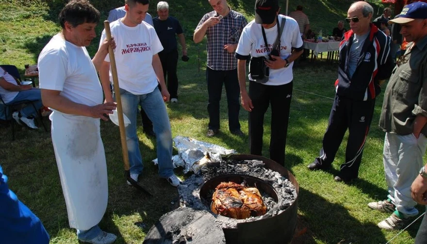Kuvari oko sača od jagnjetine