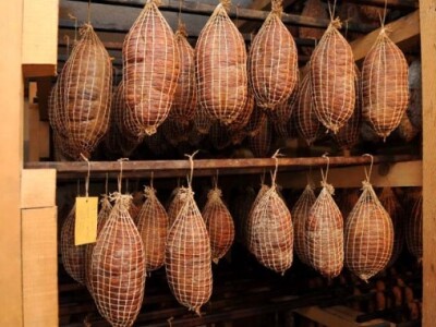 Spravljanje kulena kod obitelji Hruška u punom zamahu Spravljanje kulena kod obitelji Hruška u punom zamahu