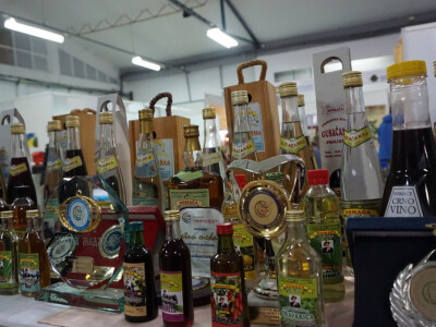 Bogata ponuda voćnih rakija i likera Bogata ponuda voćnih rakija i likera