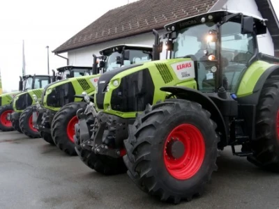 Traktori Claas Axion
