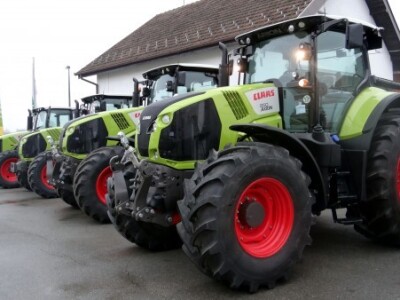 Traktori Claas Axion