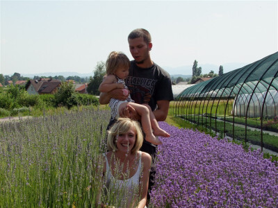 Ivan, Marija i Ela u polju