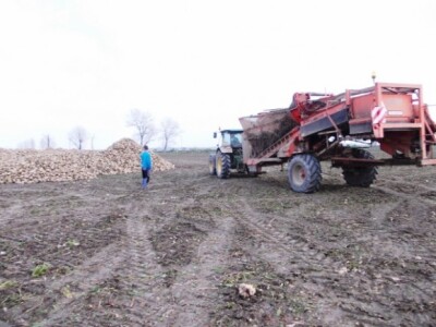 ratarska mehanizacija na njivi Zmaićevih