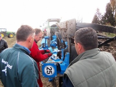 ratarska mehanizacija na njivi Zmaićevih