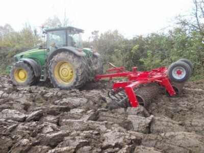 ratarska mehanizacija na njivi Zmaićevih