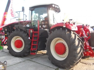 Versatile traktor