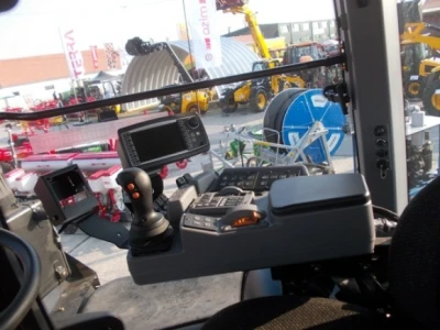 Versatile traktor