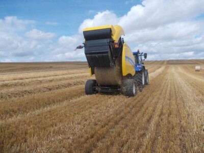 Žetva i baliranje slame u Francuskom Troyesu