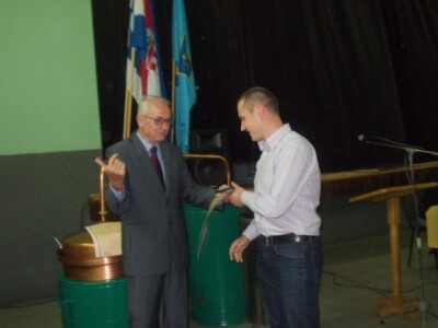 Zvonko Šokac prima nagradu iz ruku Drage Šubarića