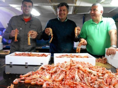 Škampi na brodu Plitvine 1 - Mario Cvjetović, kapetan broda i Dinko Cvjetović