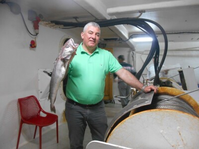 Veliki čovjek nosi veliku ribu!