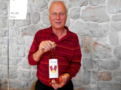Vrhunski vinar, vrhunsko vino - Ivo Miljas s bocom vina Rose