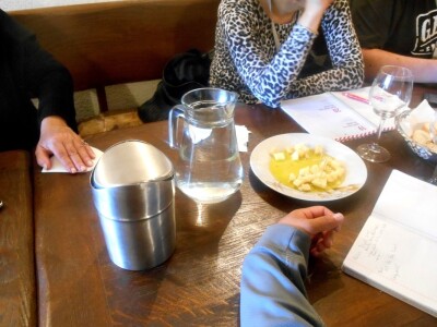 Komad sira i čaša vina nerazdvojan su spoj