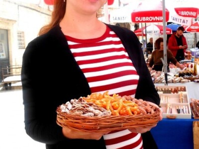 Lijepa Konavoka s lijepom košarom punom lijepih delicija