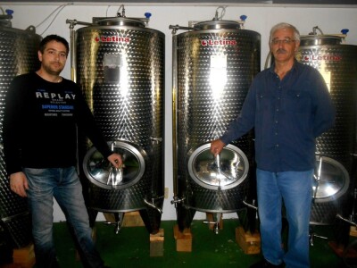 Željko Crnogorac i sin Frano u uljari Madrevita u Orašcu Željko Crnogorac i sin Frano u uljari Madrevita u Orašcu