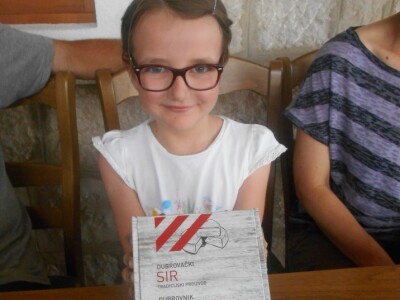 Lijepa djevojčica Paula Nina , lijepo upakirani sir!