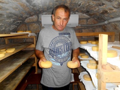 Miho Kukuljica u sušaoni sireva