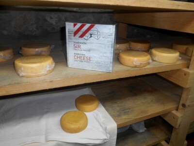 Ovako izgledaju sirevi na policama, a ovako upakirani