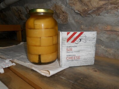 Neki su sirevi još u ulju, a neki upakirani