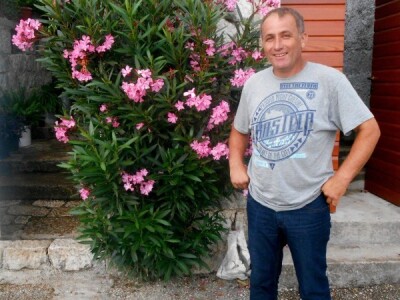 Jedna fotka ispred kuće, zašto ne?