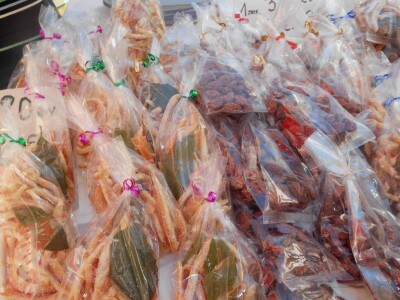 Lijepo upakirani ušećereni bademi i arancini - dubrovačko slatko!