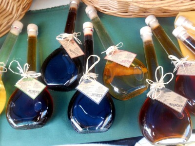 Raznovrstan izbor likera pravi je mamc za degustiranje i kupovinu