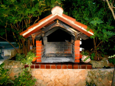 Kamin ima svoje mjesto u vrtu