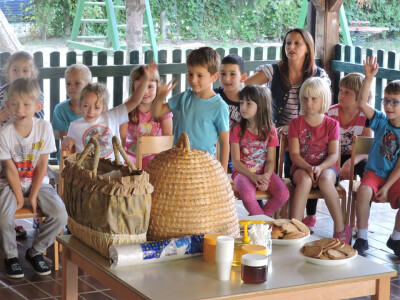 Djeca iz vrtića u posjetu pčelinjaku