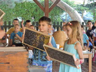 Mame i tate ne brinite! Ovo nisu pravi rekviziti.