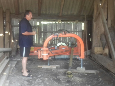 Malčer Zlatku itekako pomaže oko održavanja nasada