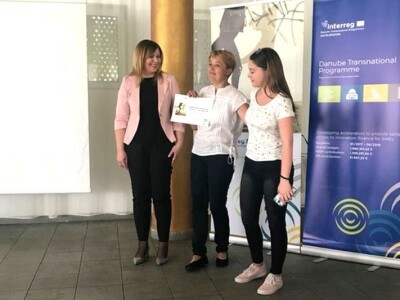 Dušanka Šurlan sa pekmezom od šipka pokrenula poslovnu ideju "Naše teglice" - i pobijedila Dušanka Šurlan sa pekmezom od šipka pokrenula poslovnu ideju "Naše teglice" - i pobijedila