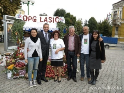 Članovi OPG-a Lasić sa županom Korenom i predsjednikom HSS-a Brankom Hrgom