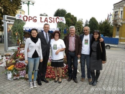 Članovi OPG-a Lasić sa županom Korenom i predsjednikom HSS-a Brankom Hrgom