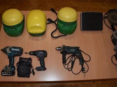 Dvojac s traktora krao navigacije i ostale dijelove