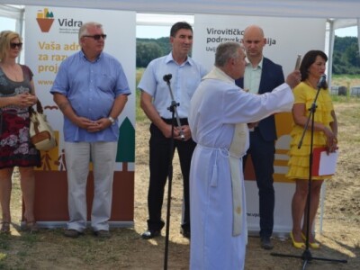 Blagoslov župnika Nikole Jušića investitorima i izvođačima radova