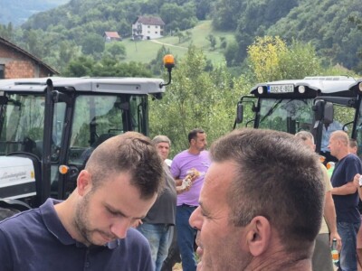 Policija zaustavila kolone traktora na putevima prema Sarajevu