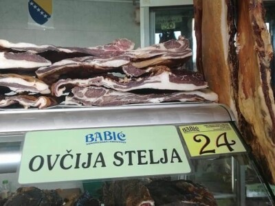 Edin Babić je peta generacija koja proizvodi i prodaje suho meso - i ovčju stelju