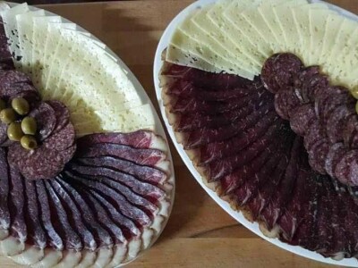 Edin Babić je peta generacija koja proizvodi i prodaje suho meso - i ovčju stelju