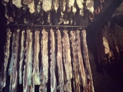 Edin Babić je peta generacija koja proizvodi i prodaje suho meso - i ovčju stelju